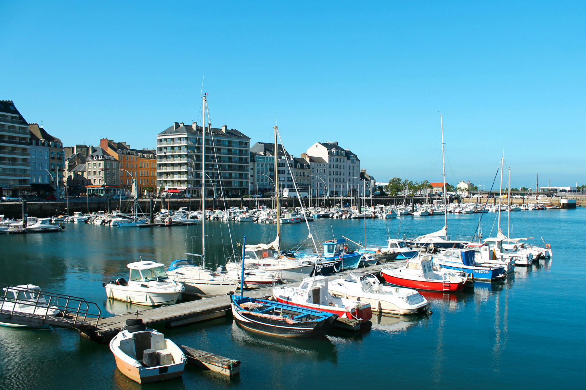 Constructeur maison Cherbourg Manche : Port de plaisance avec ciel bleu Normandie