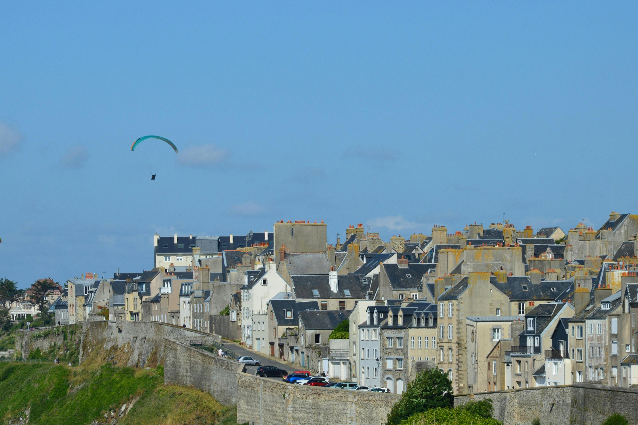 Vue panoramique de la ville côtière de Granville en Normandie avec un parapente.